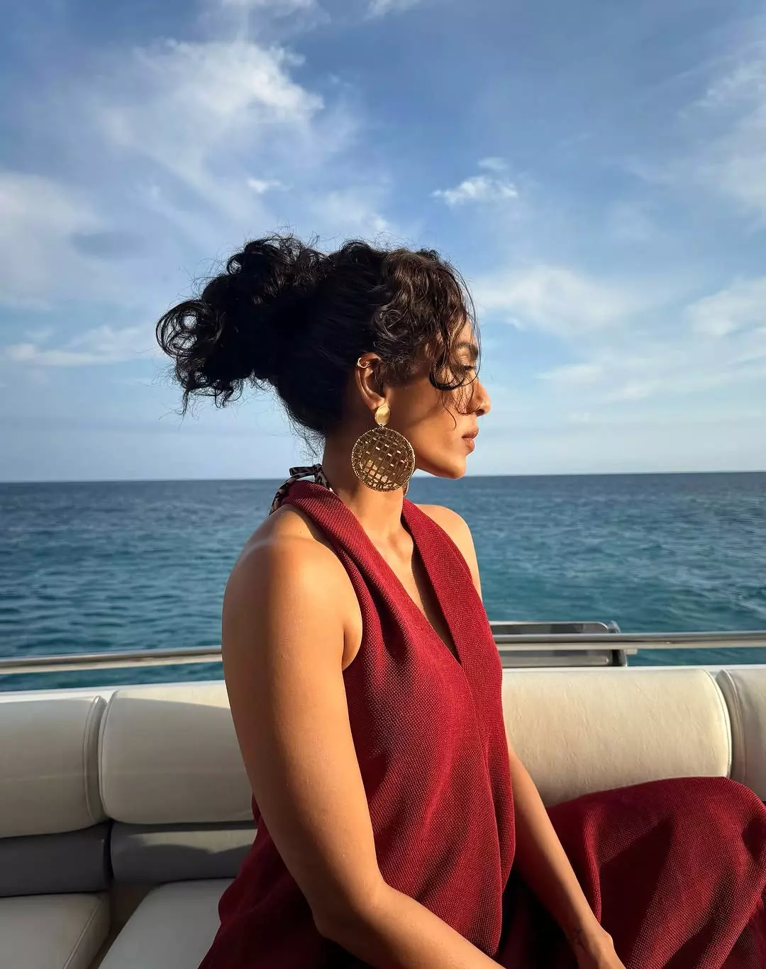 Sobhita Dhulipalas Gold Lehenga Portrays Royal Moment Sobhita Dhulipalas Gold Lehenga Portrays Royal Moment