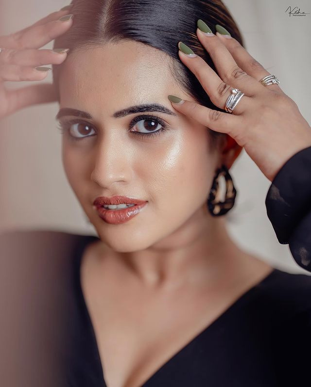 Sravanthi Chokarapu Wows Fans with Chic Two-Piece Look Sravanthi Chokarapu Wows Fans with Chic Two-Piece Look