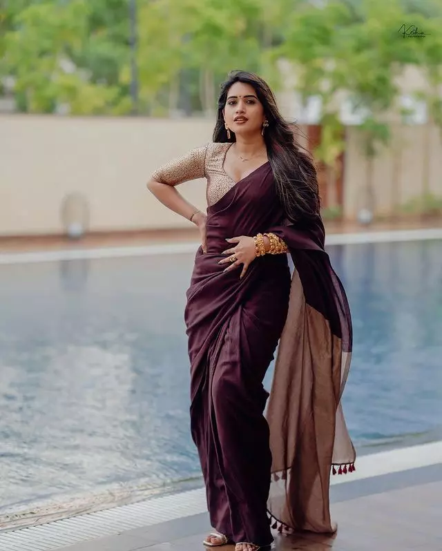 Sravanthi Chokarapu Wows Fans with Chic Two-Piece Look Sravanthi Chokarapu Wows Fans with Chic Two-Piece Look