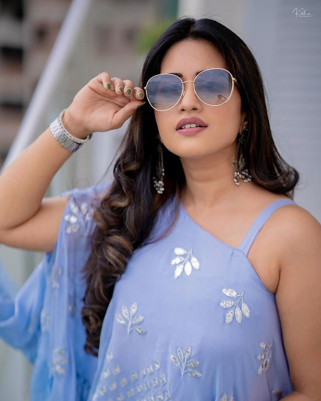 Sravanthi Chokarapu Wows Fans with Chic Two-Piece Look Sravanthi Chokarapu Wows Fans with Chic Two-Piece Look