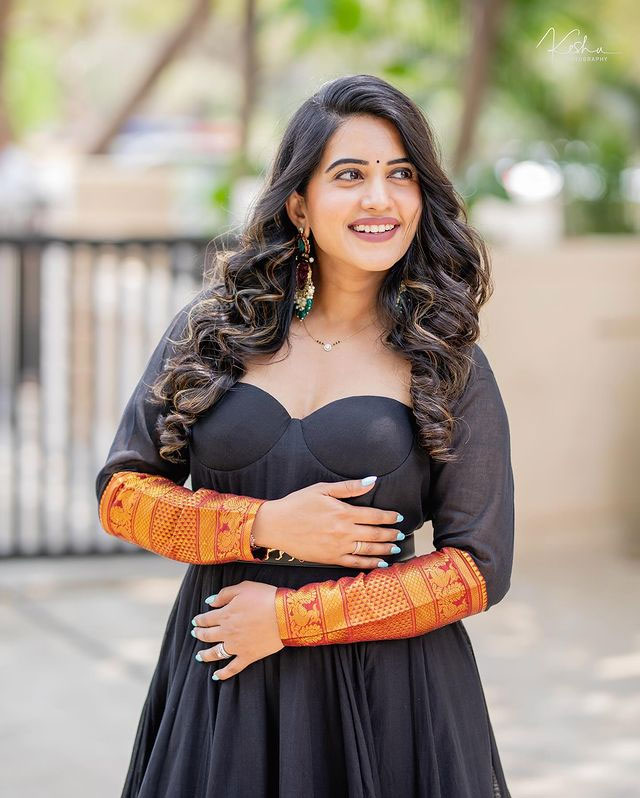 Sravanthi Chokarapu Wows Fans with Chic Two-Piece Look Sravanthi Chokarapu Wows Fans with Chic Two-Piece Look