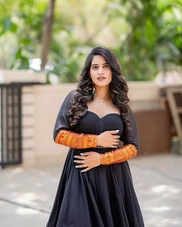 Sravanthi Chokarapu Wows Fans with Chic Two-Piece Look Sravanthi Chokarapu Wows Fans with Chic Two-Piece Look