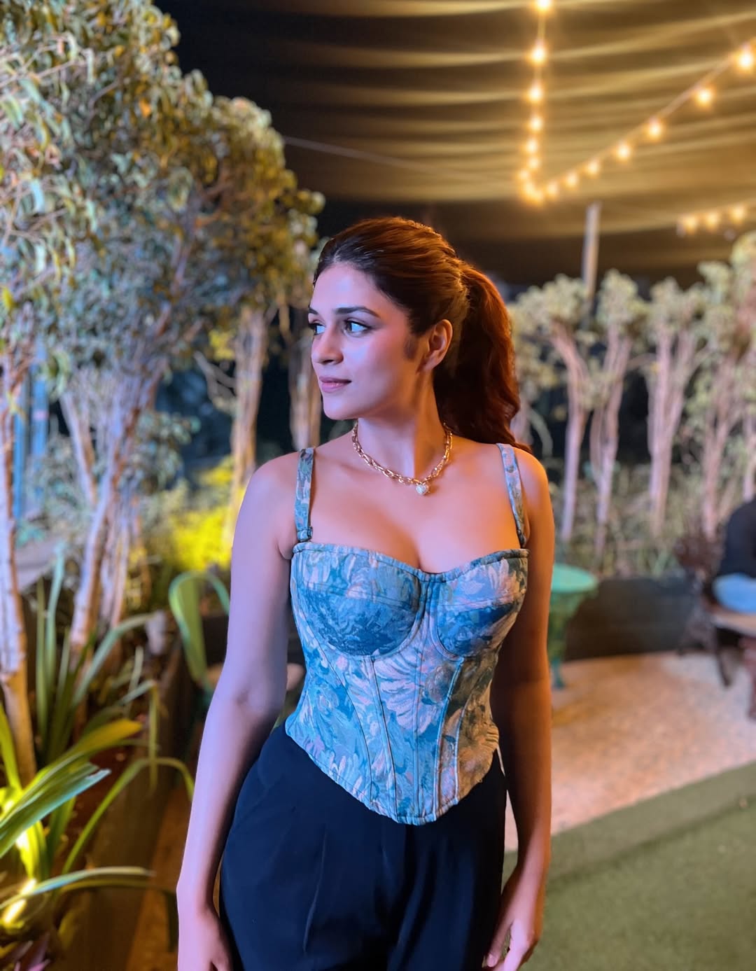 Shraddha Das Wows Fans with Deep-Neck Corset Top Look Shraddha Das Wows Fans with Deep-Neck Corset Top Look