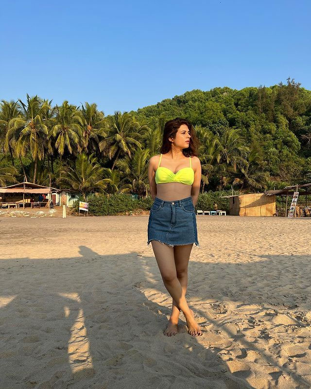 Shraddha Das Wows Fans with Deep-Neck Corset Top Look Shraddha Das Wows Fans with Deep-Neck Corset Top Look