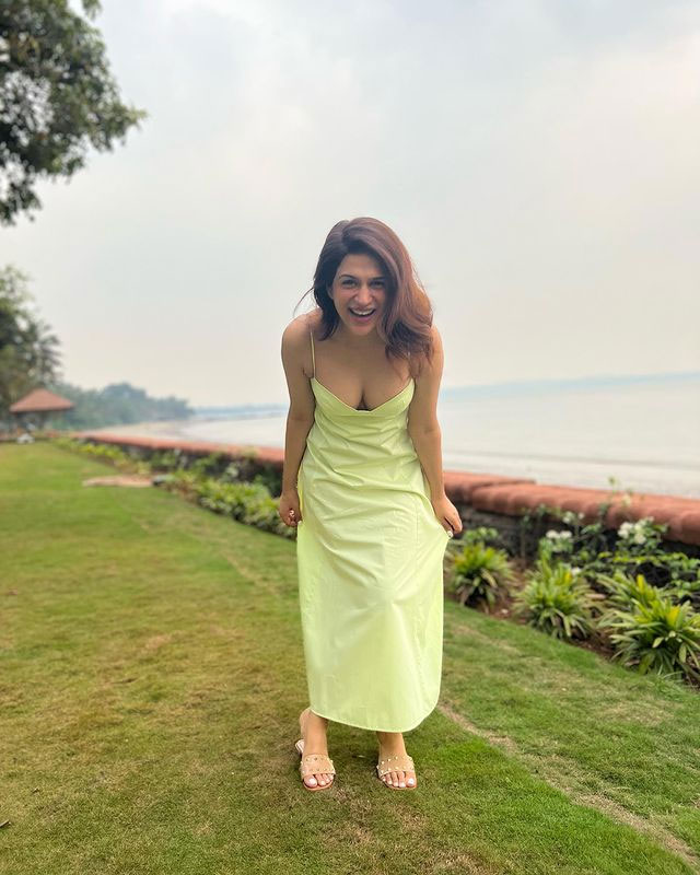 Shraddha Das Wows Fans with Deep-Neck Corset Top Look Shraddha Das Wows Fans with Deep-Neck Corset Top Look
