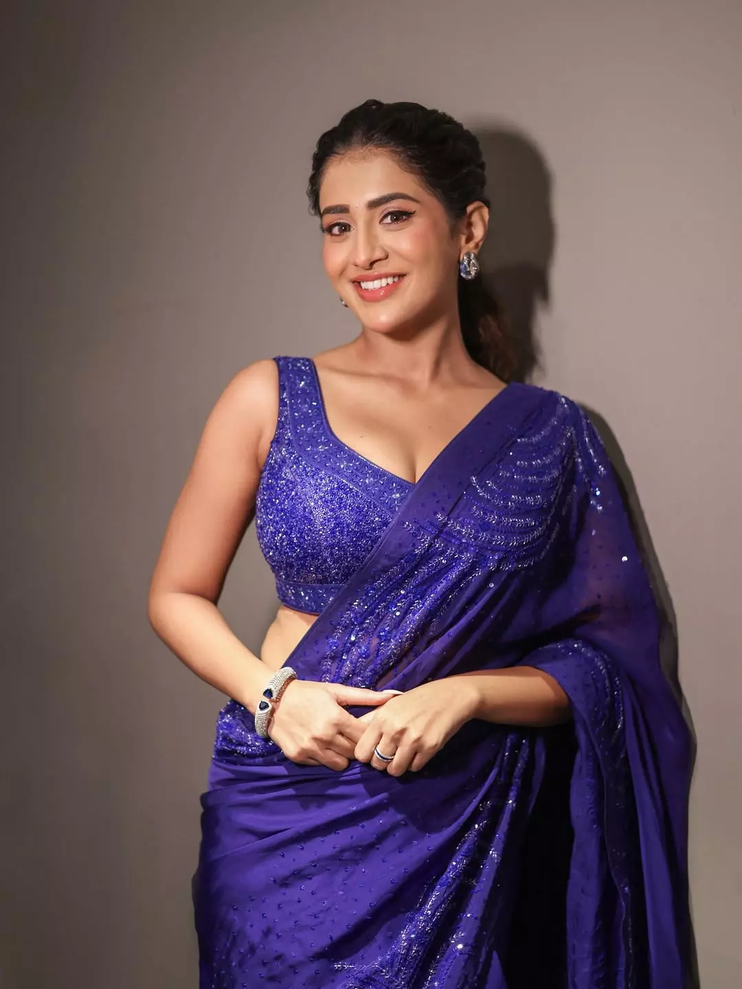 3Roses Star Rashi Singh Wows Fans with Stunning Outfit 3Roses Star Rashi Singh Wows Fans with Stunning Outfit