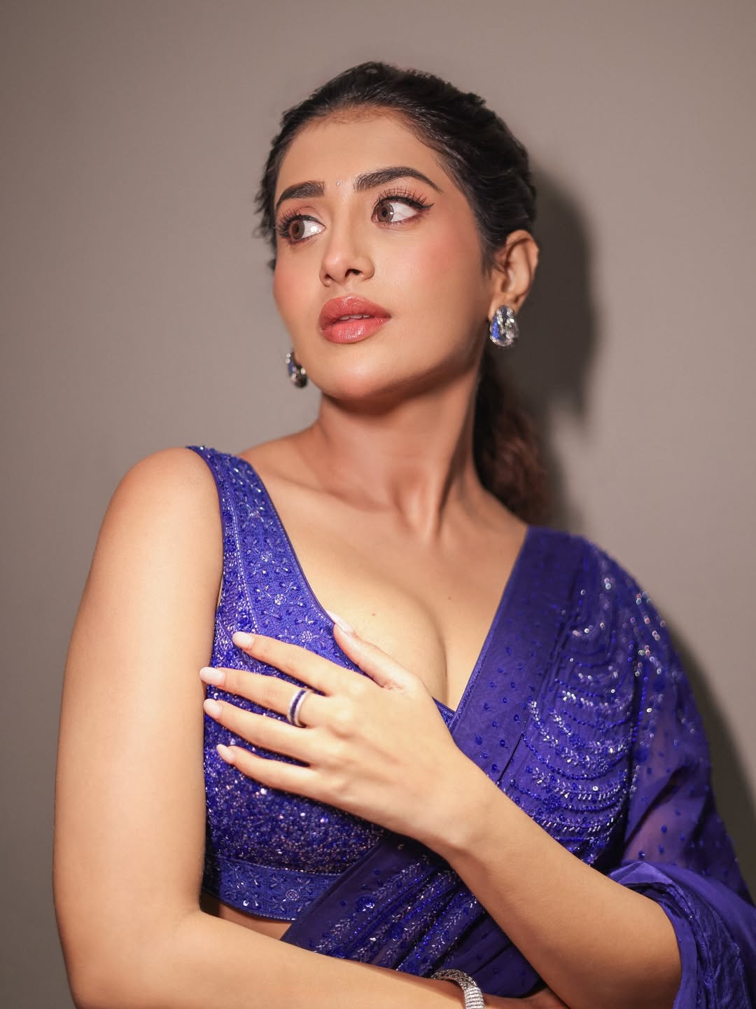 3Roses Star Rashi Singh Wows Fans with Stunning Outfit 3Roses Star Rashi Singh Wows Fans with Stunning Outfit