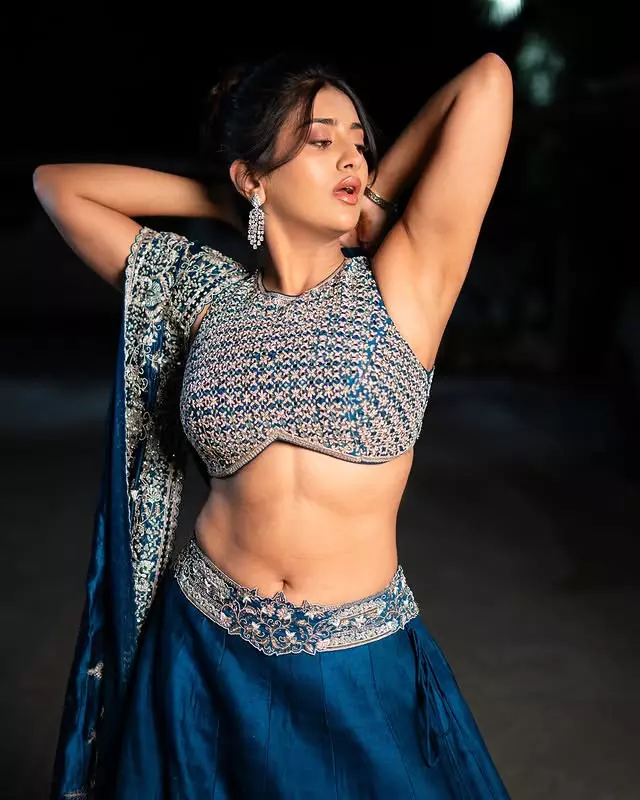 3Roses Star Rashi Singh Wows Fans with Stunning Outfit