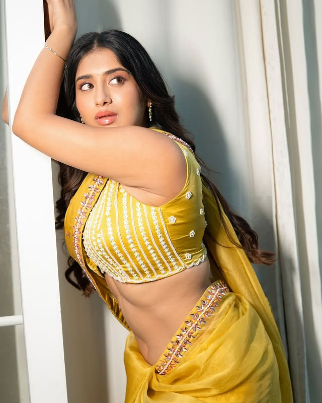 3Roses Star Rashi Singh Wows Fans with Stunning Outfit