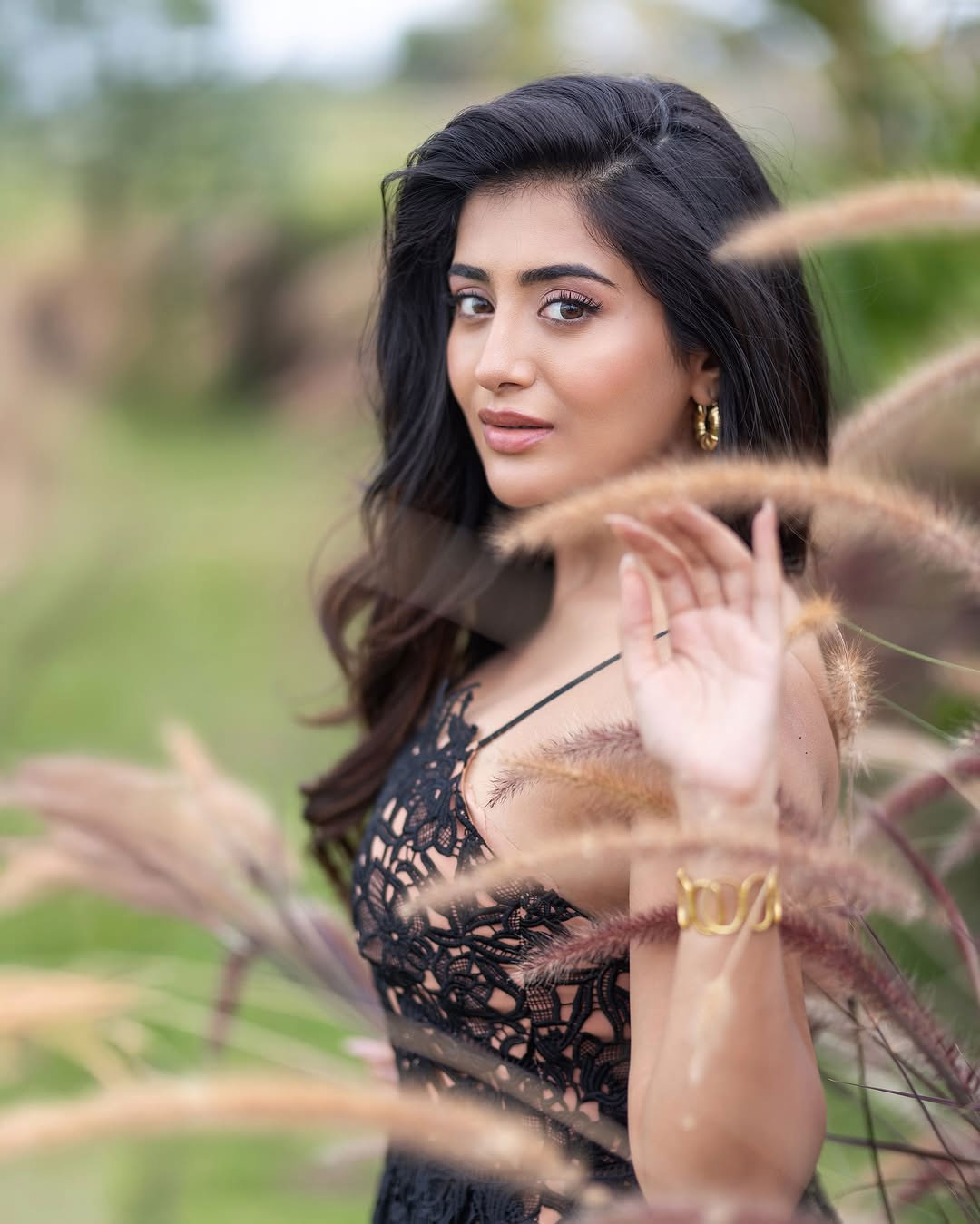 3Roses Star Rashi Singh Wows Fans with Stunning Outfit
