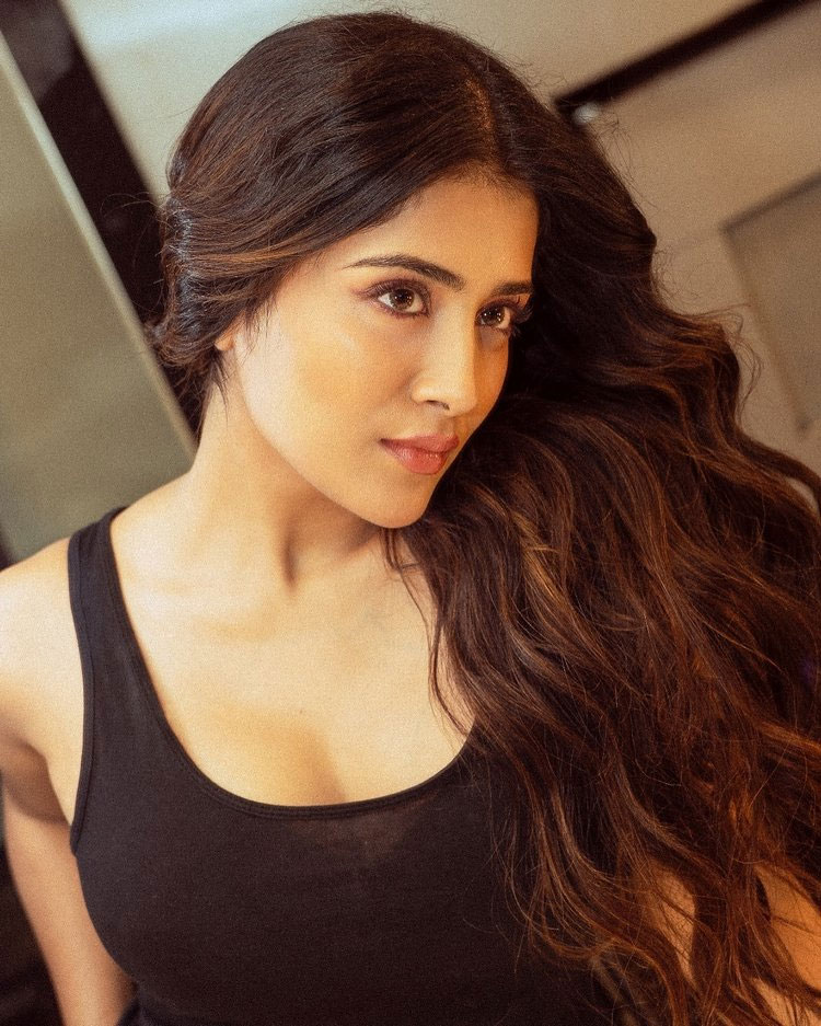 3Roses Star Rashi Singh Wows Fans with Stunning Outfit