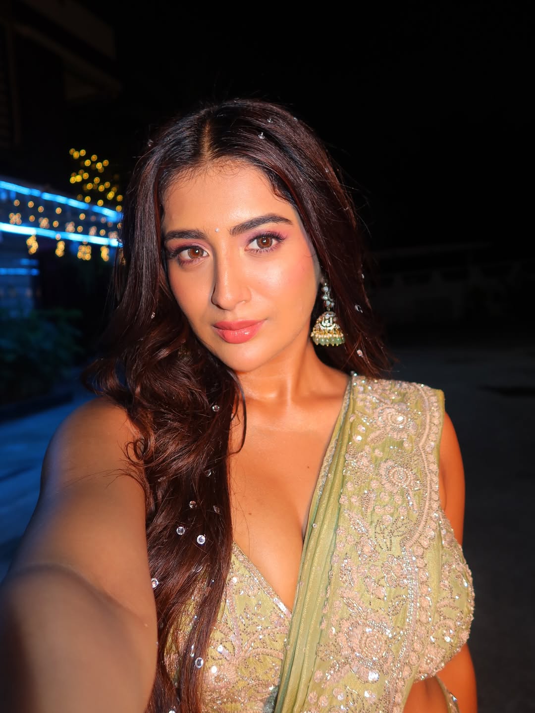 3Roses Star Rashi Singh Wows Fans with Stunning Outfit