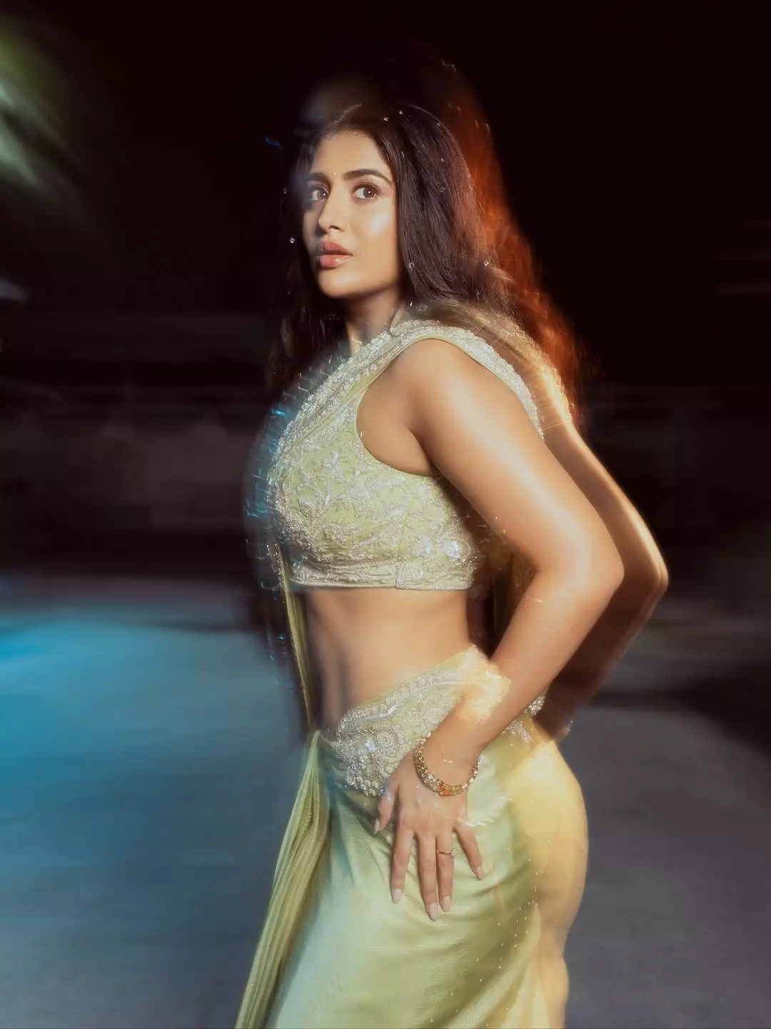 3Roses Star Rashi Singh Wows Fans with Stunning Outfit
