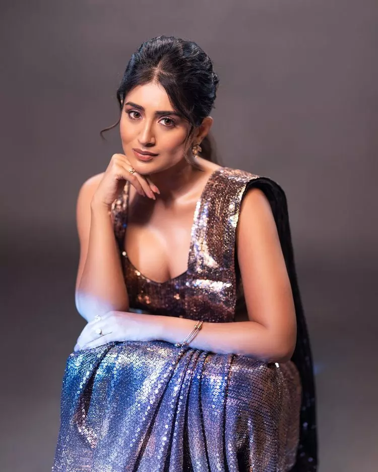 3Roses Star Rashi Singh Wows Fans with Stunning Outfit
