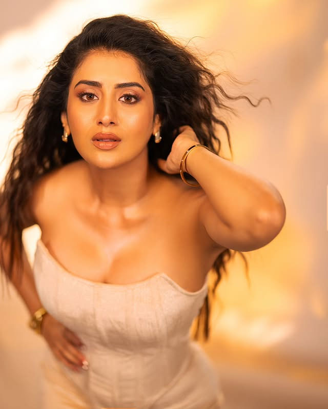 3Roses Star Rashi Singh Wows Fans with Stunning Outfit 3Roses Star Rashi Singh Wows Fans with Stunning Outfit