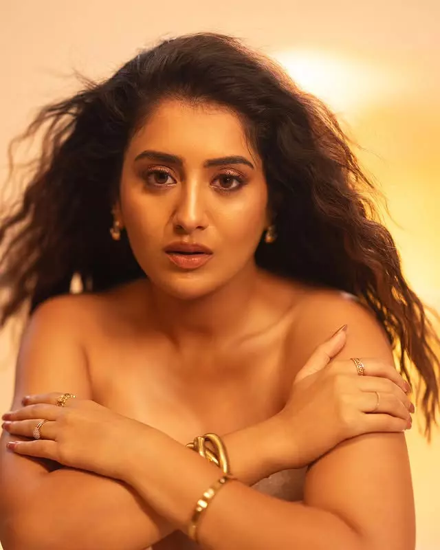 3Roses Star Rashi Singh Wows Fans with Stunning Outfit 3Roses Star Rashi Singh Wows Fans with Stunning Outfit