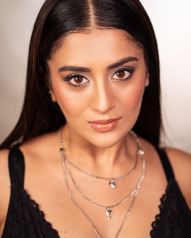 3Roses Star Rashi Singh Wows Fans with Stunning Outfit