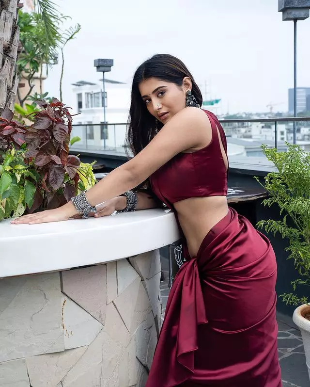 3Roses Star Rashi Singh Wows Fans with Stunning Outfit