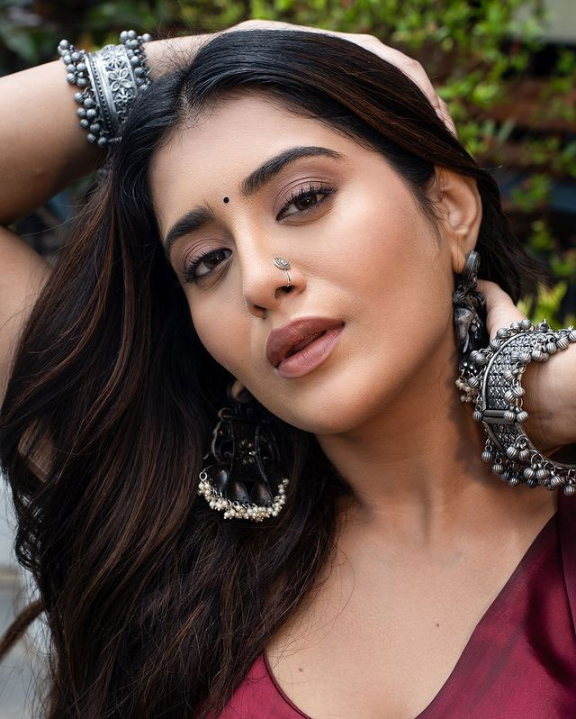 3Roses Star Rashi Singh Wows Fans with Stunning Outfit