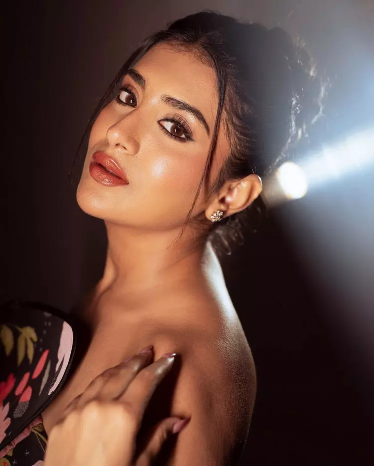 3Roses Star Rashi Singh Wows Fans with Stunning Outfit