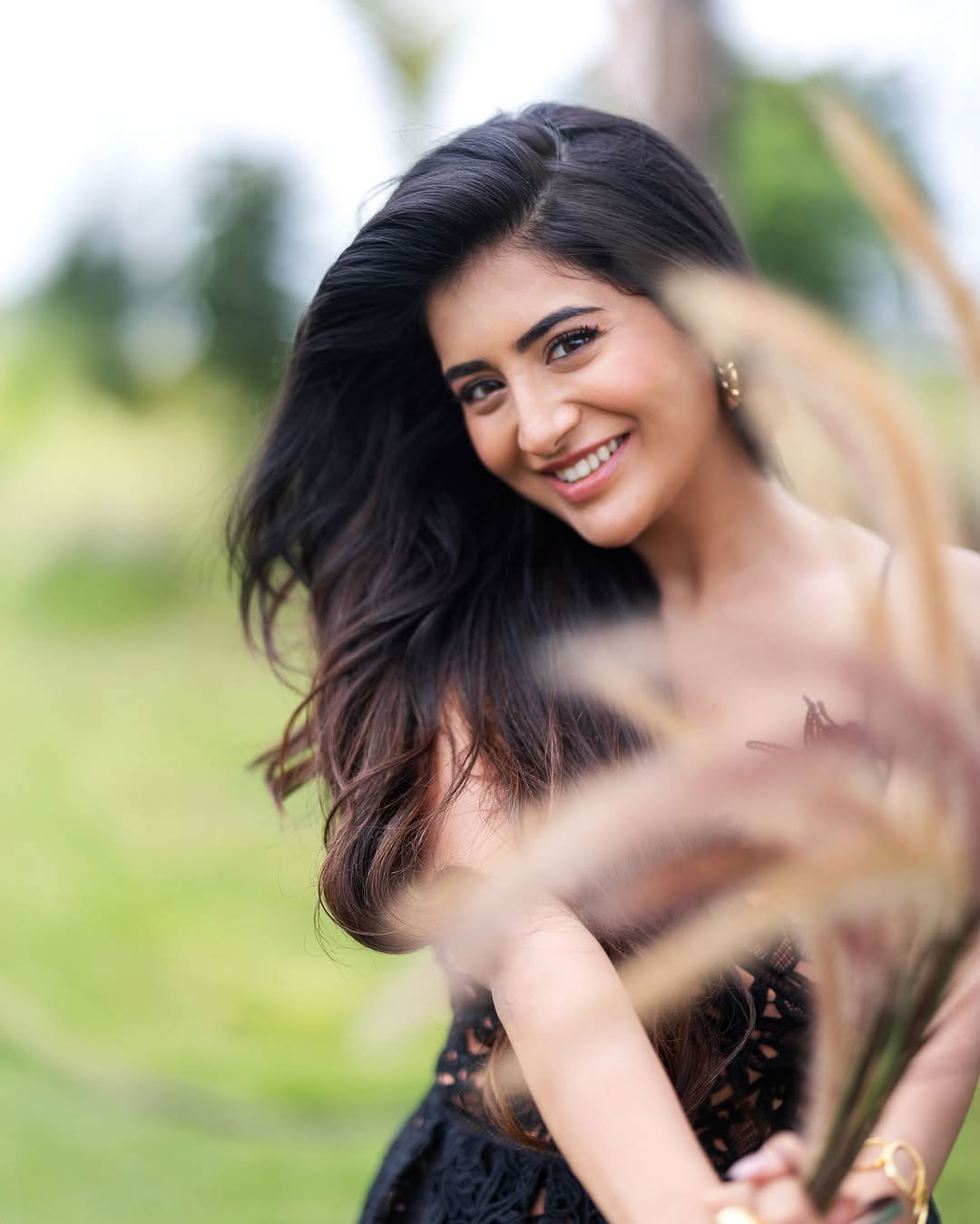 3Roses Star Rashi Singh Wows Fans with Stunning Outfit 3Roses Star Rashi Singh Wows Fans with Stunning Outfit