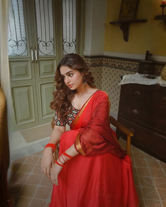 Ayesha Khan Shines With Viral Dhurandhar Song Shararat