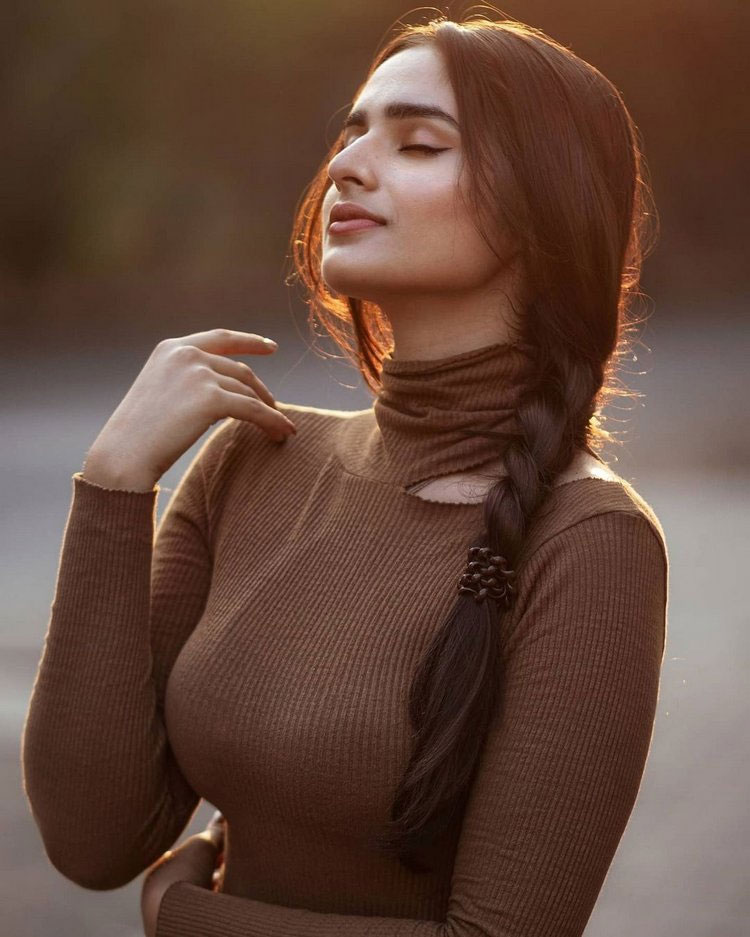 Ayesha Khan Shines With Viral Dhurandhar Song Shararat Ayesha Khan Shines With Viral Dhurandhar Song Shararat