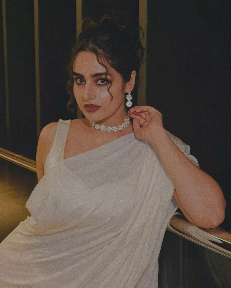 Ayesha Khan Shines With Viral Dhurandhar Song Shararat