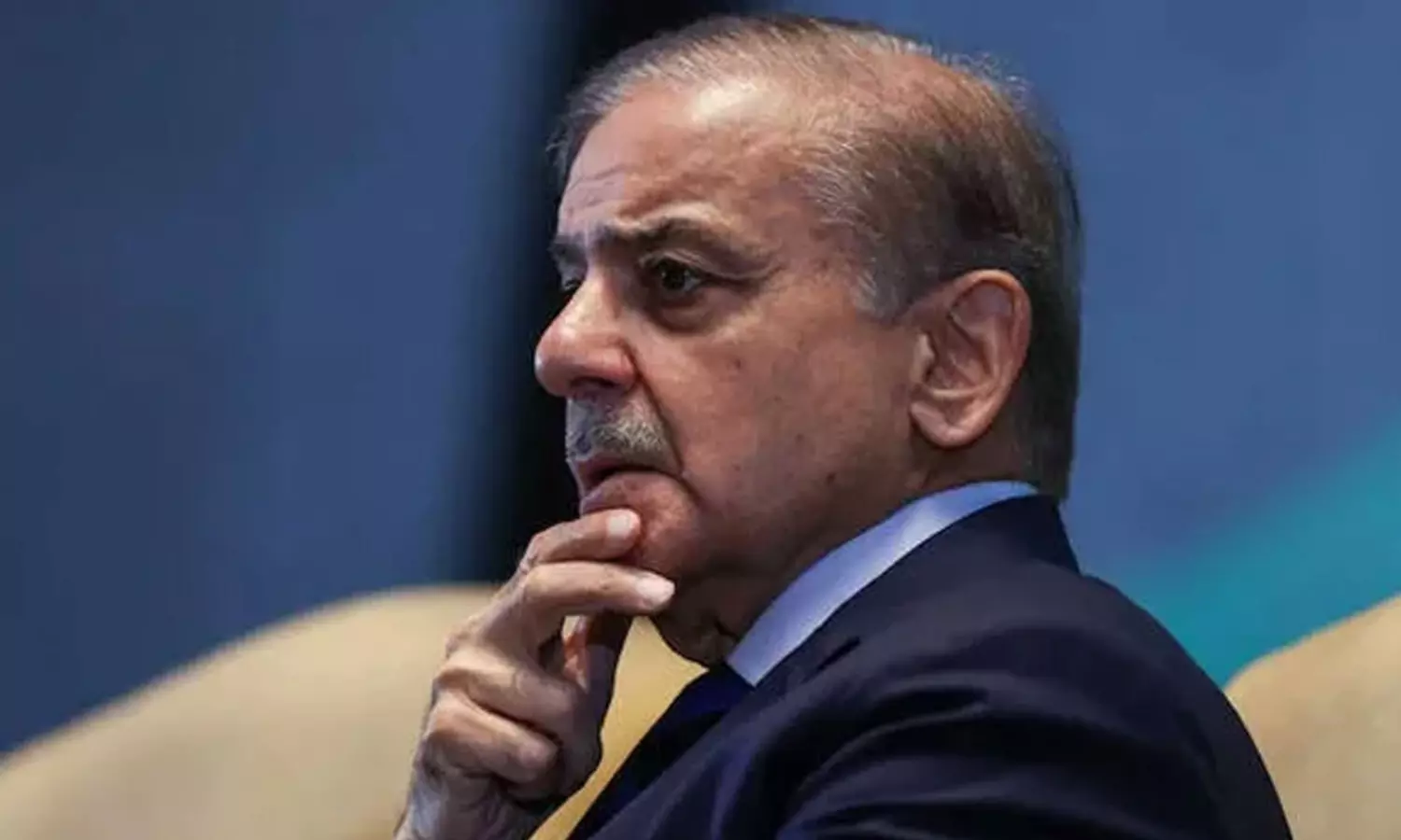 పాక్ ప్రధాని వేచి వేసారి...తలెక్కడ పెట్టుకుంటారో ? పాక్ ప్రధాని వేచి వేసారి...తలెక్కడ పెట్టుకుంటారో ?