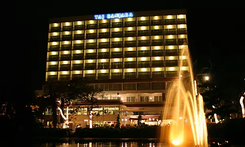 రూ.1.47 కోట్లు పన్ను కట్టని తాజ్ బంజారా వారి సొంతమైంది