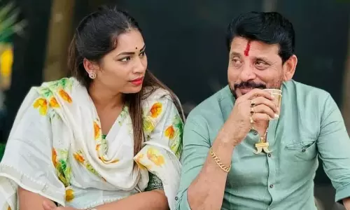 దువ్వాడ మాధురికి మొయినాబాద్ పోలీసుల షాక్