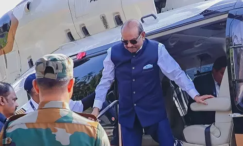 రీల్ సీన్  కాదు.. హెలికాఫ్టర్ లో వచ్చి ఓటేసి వెళ్లిన లూలూ ఛైర్మన్