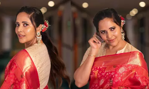 40ల్లో కూడా 20లా.. పట్టుచీరలో కట్టిపడేస్తున్న అనసూయ!