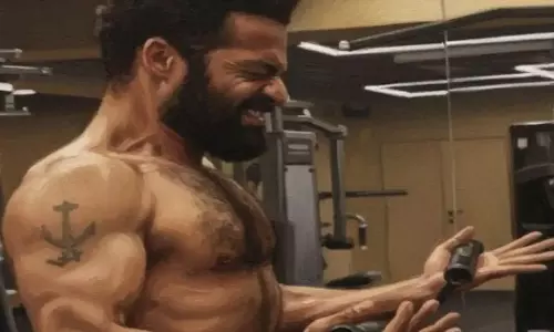 చొక్కా విప్పి చలిలో తార‌క్!