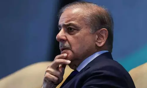 పాక్ ప్రధాని వేచి వేసారి...తలెక్కడ పెట్టుకుంటారో ?