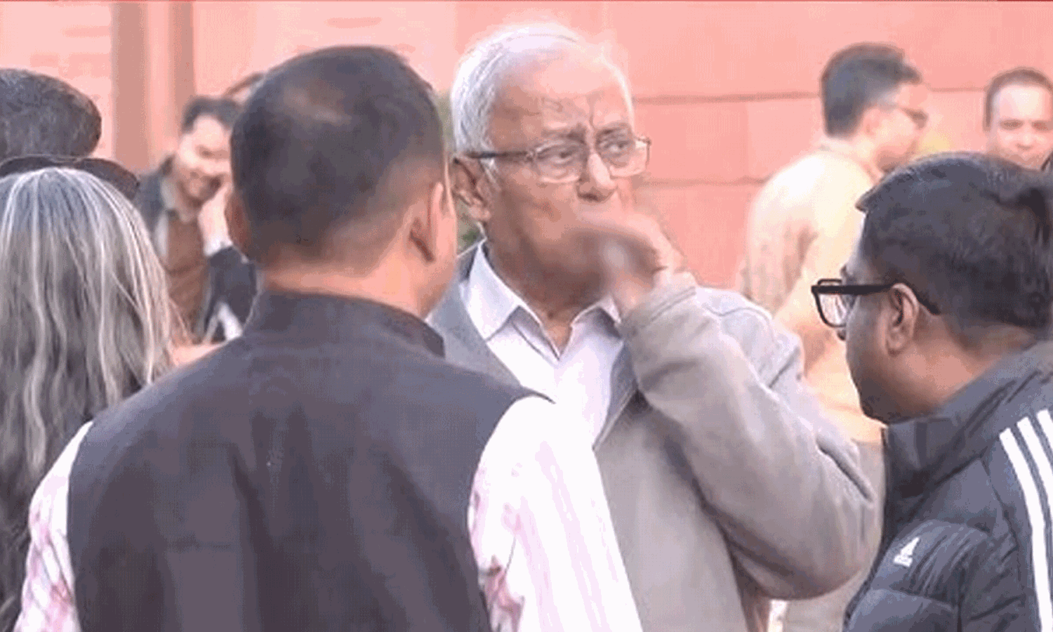 ఔను...పార్లమెంట్లో దమ్ముకొడతా...:ఎంపీ సౌగతా రాయ్ షాకింగ్ కామెంట్ ఔను...పార్లమెంట్లో దమ్ముకొడతా...:ఎంపీ సౌగతా రాయ్ షాకింగ్ కామెంట్