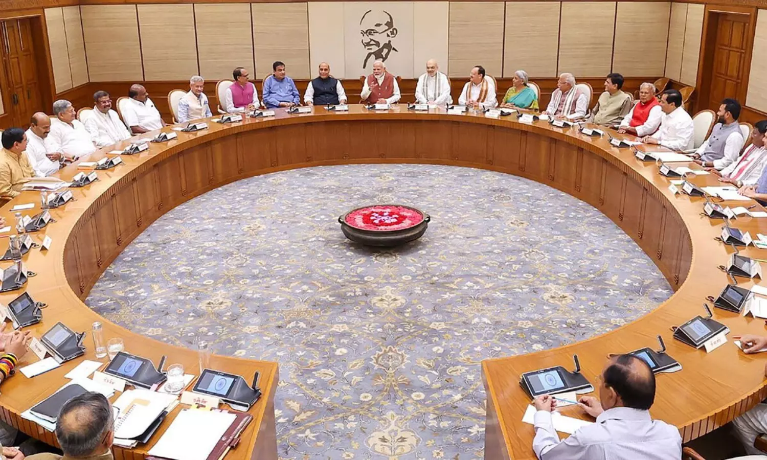 మోడీ కేబినెట్ తాజా నిర్ణయాలతో సామాన్యుడి మీద ఎఫెక్టు ఏంటి? మోడీ కేబినెట్ తాజా నిర్ణయాలతో సామాన్యుడి మీద ఎఫెక్టు ఏంటి?