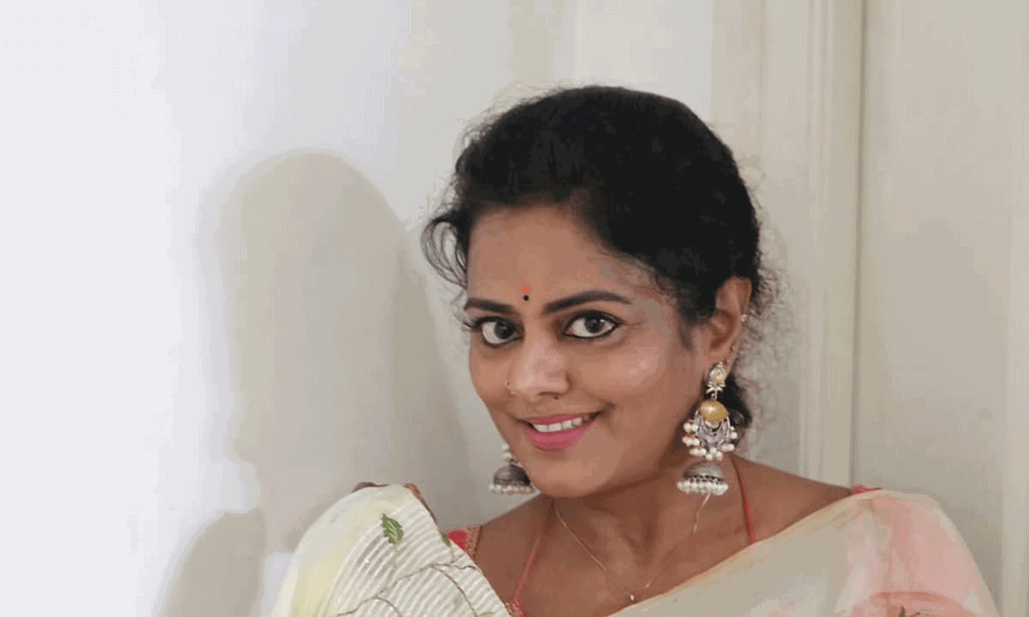 క్యాన్సర్ తో పోరాడుతున్న నటి.. జయించిన సెలెబ్రిటీలు వీరే! క్యాన్సర్ తో పోరాడుతున్న నటి.. జయించిన సెలెబ్రిటీలు వీరే!