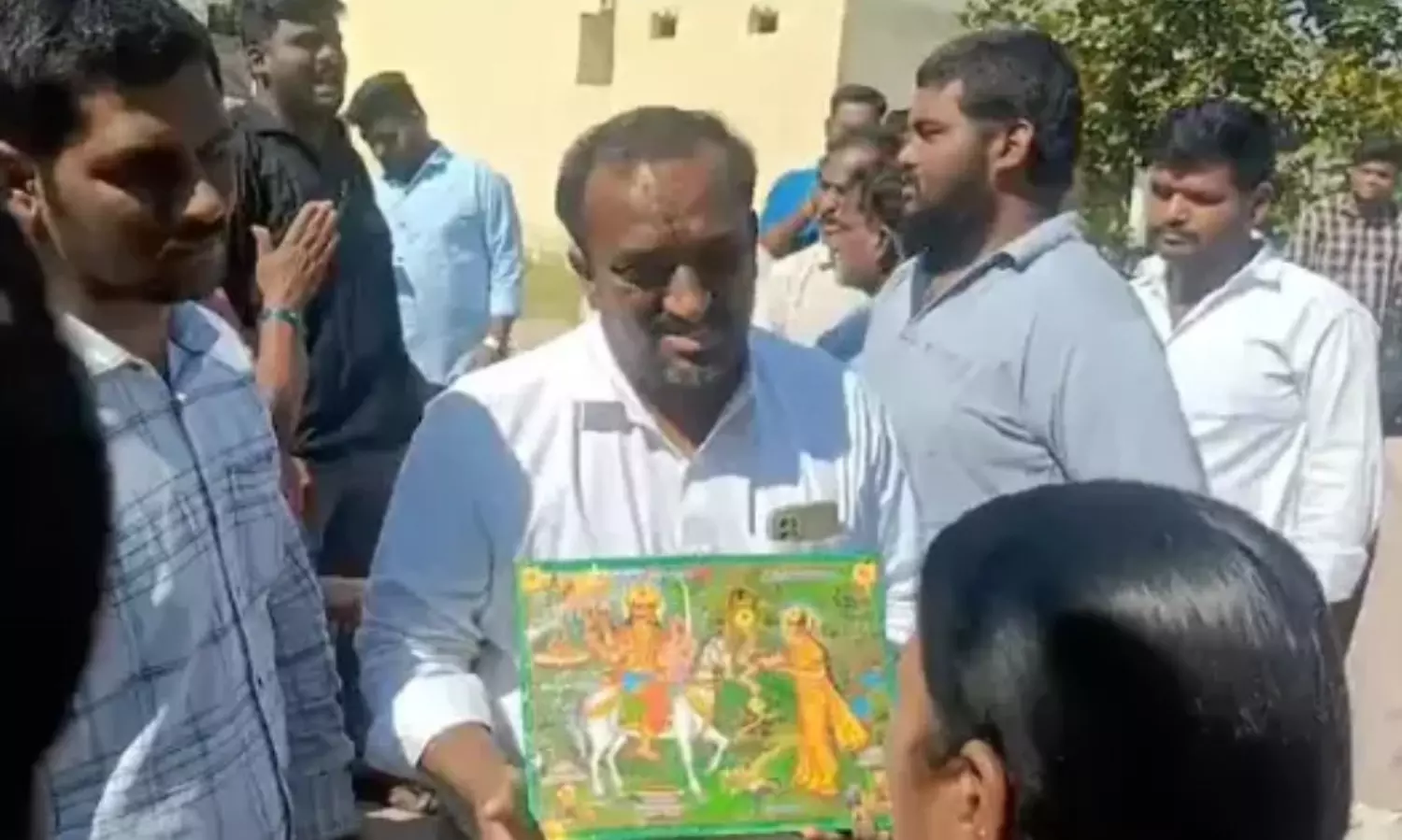 అభ్యర్థి చేసిన పని... బీఆర్ఎస్ .. పరువు తీసిందిగా! అభ్యర్థి చేసిన పని... బీఆర్ఎస్ .. పరువు తీసిందిగా!