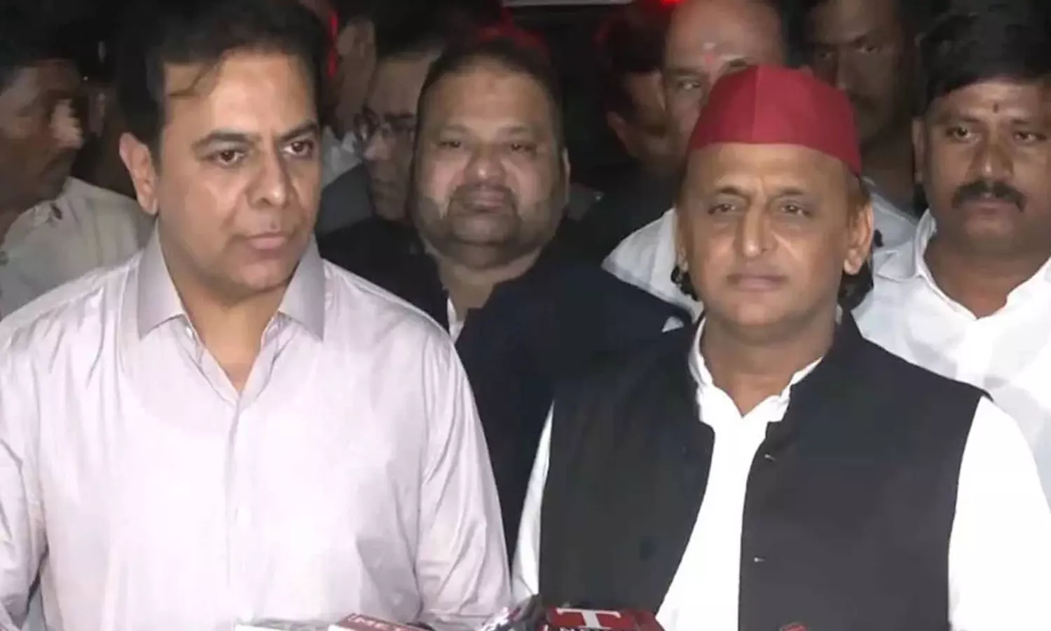 కేటీఆర్ అఖిలేష్ ...వేరే ప్లాన్ ఉందా ? కేటీఆర్ అఖిలేష్ ...వేరే ప్లాన్ ఉందా ?