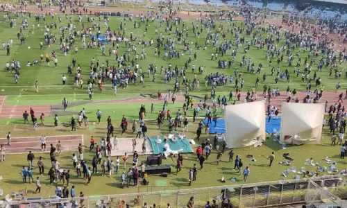 కోల్ కతా స్టేడియం ఫ్యాన్స్ విధ్వంసం.. సొరంగం నుంచి వెళ్లిపోయిన మెస్సీ