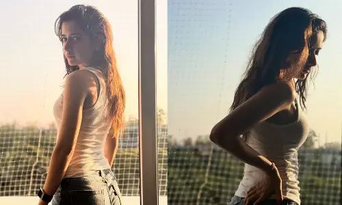 ఉదయించే సూర్యుడి కిరణాలతో పోటీ పడుతున్న బ్యూటీ!