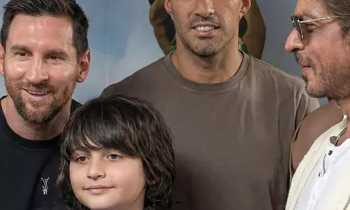 ఫుట్ బాల్ లెజెండ్ మెస్సీతో ఖాన్ వార‌సుడు సెల్ఫీ