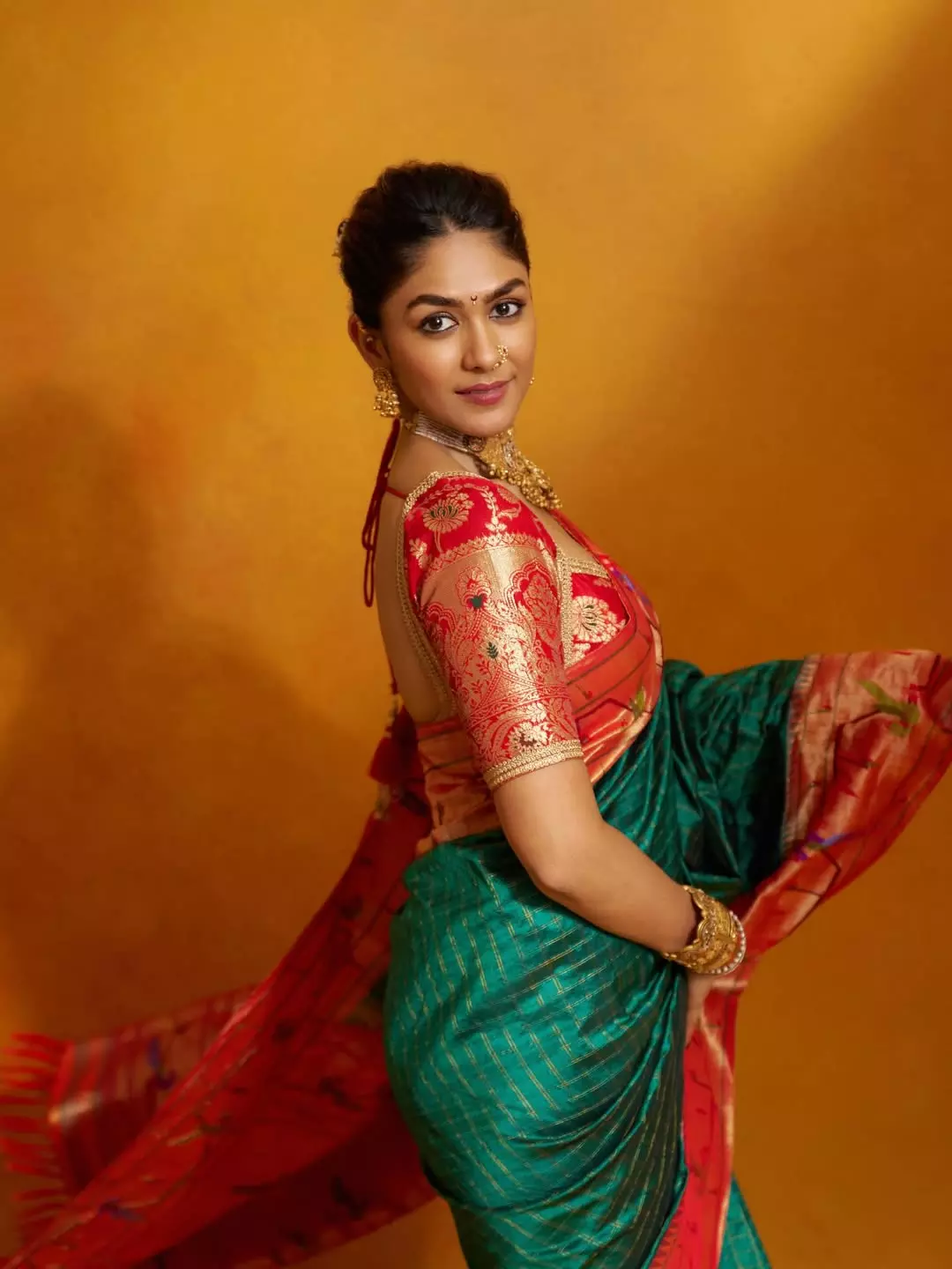 Mrunal Thakur Celebrates Marathi Roots in a Timeless Saree Look Mrunal Thakur Celebrates Marathi Roots in a Timeless Saree Look