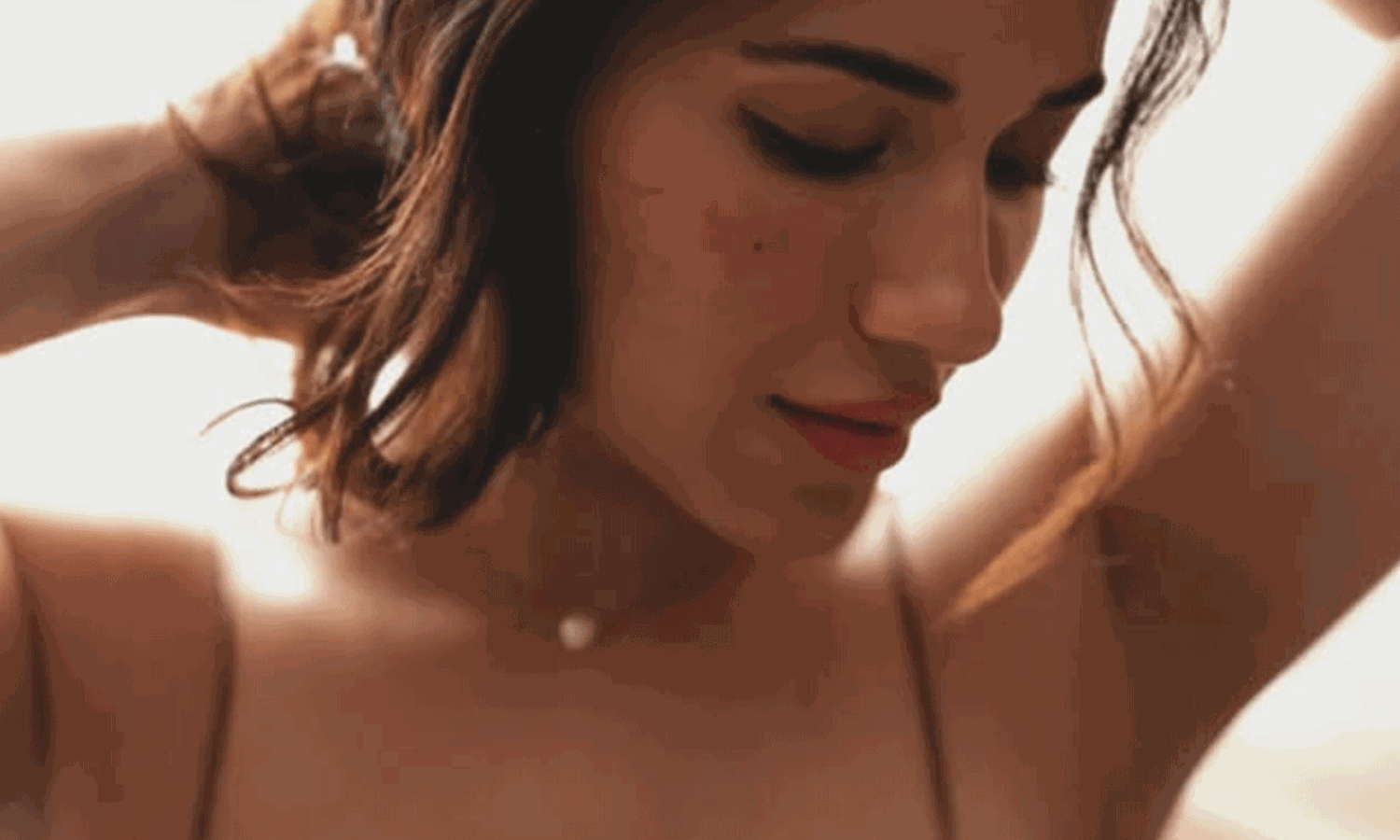 మత్తెక్కించే చూపులతో రుహానీ అందాల మాయ మత్తెక్కించే చూపులతో రుహానీ అందాల మాయ