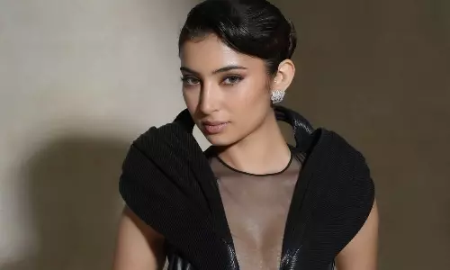 ప్లాస్టిక్ అందాల న‌డుమ ఒరిజిన‌ల్ బ్యూటీ