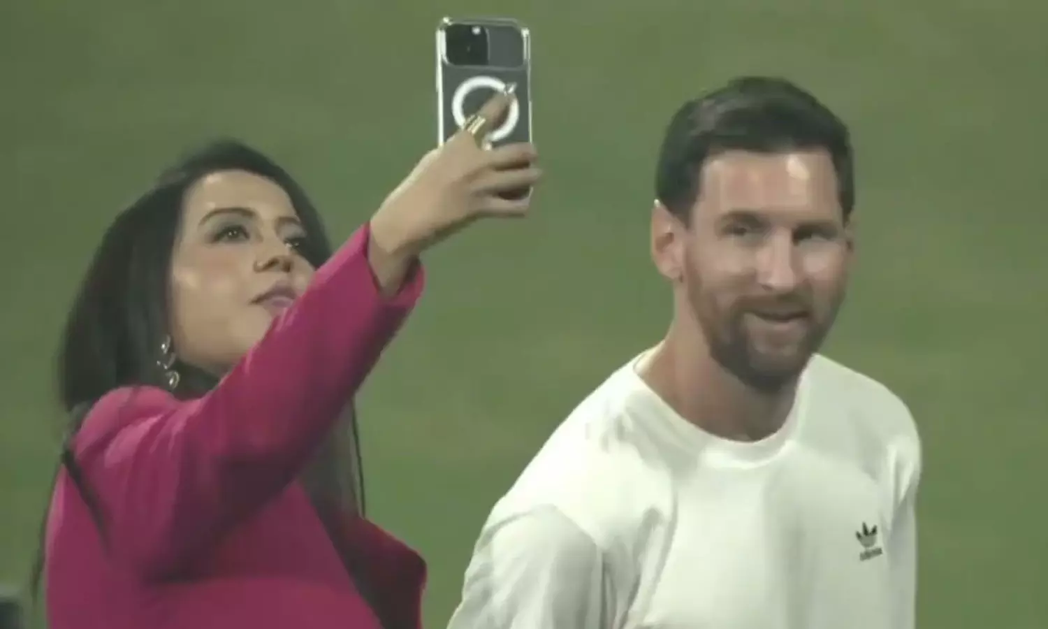 సీఎం వైఫ్ చూయింగ్ గమ్ వ్యవహారం... మెస్సీ ఫ్యాన్స్ ఫైర్! సీఎం వైఫ్ చూయింగ్ గమ్ వ్యవహారం... మెస్సీ ఫ్యాన్స్ ఫైర్!