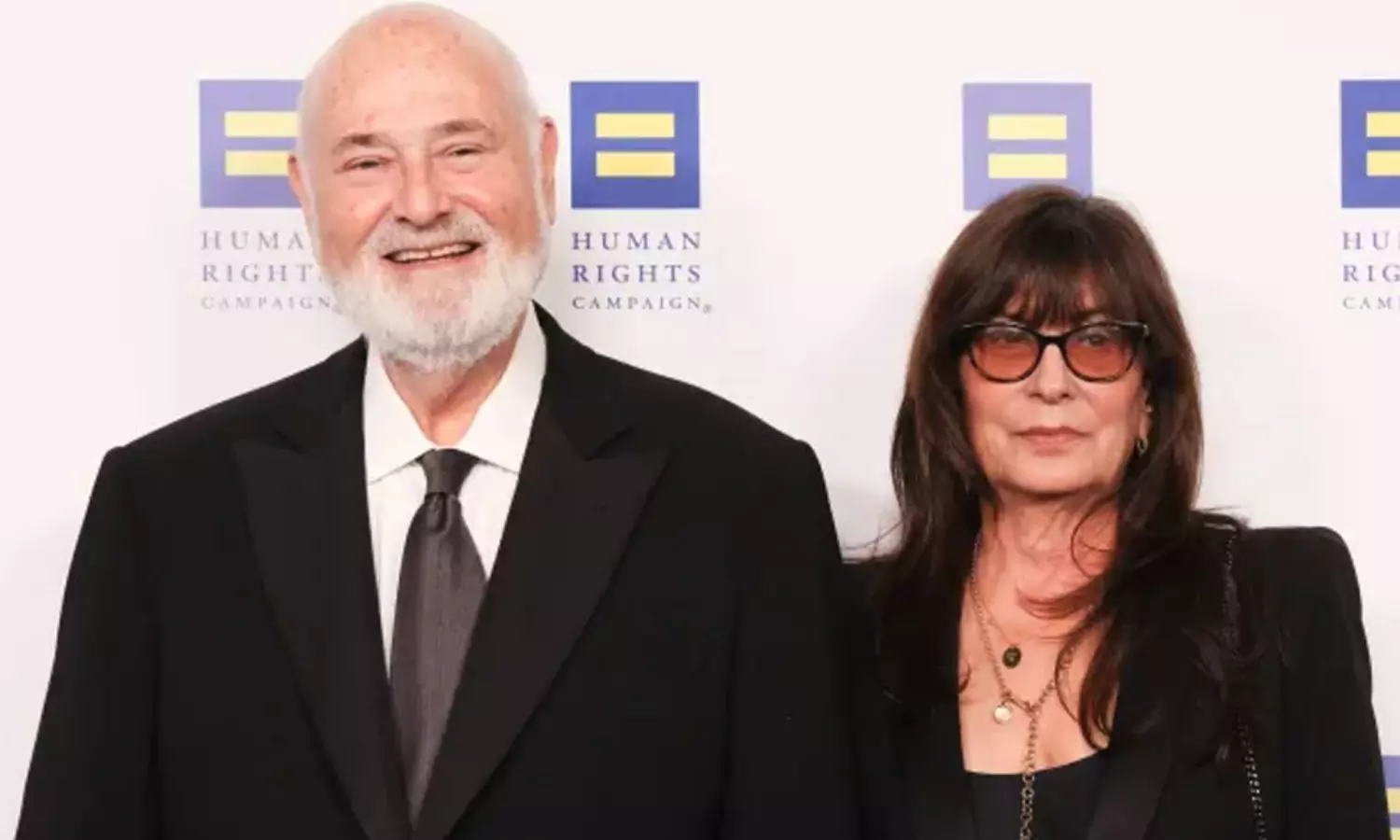 సినిమాను తలపించేలా డైరెక్టర్, ఆయన భార్య దారుణ హత్య.. వారి బ్యాక్ గ్రౌండ్ ఏంటంటే? సినిమాను తలపించేలా డైరెక్టర్, ఆయన భార్య దారుణ హత్య.. వారి బ్యాక్ గ్రౌండ్ ఏంటంటే?