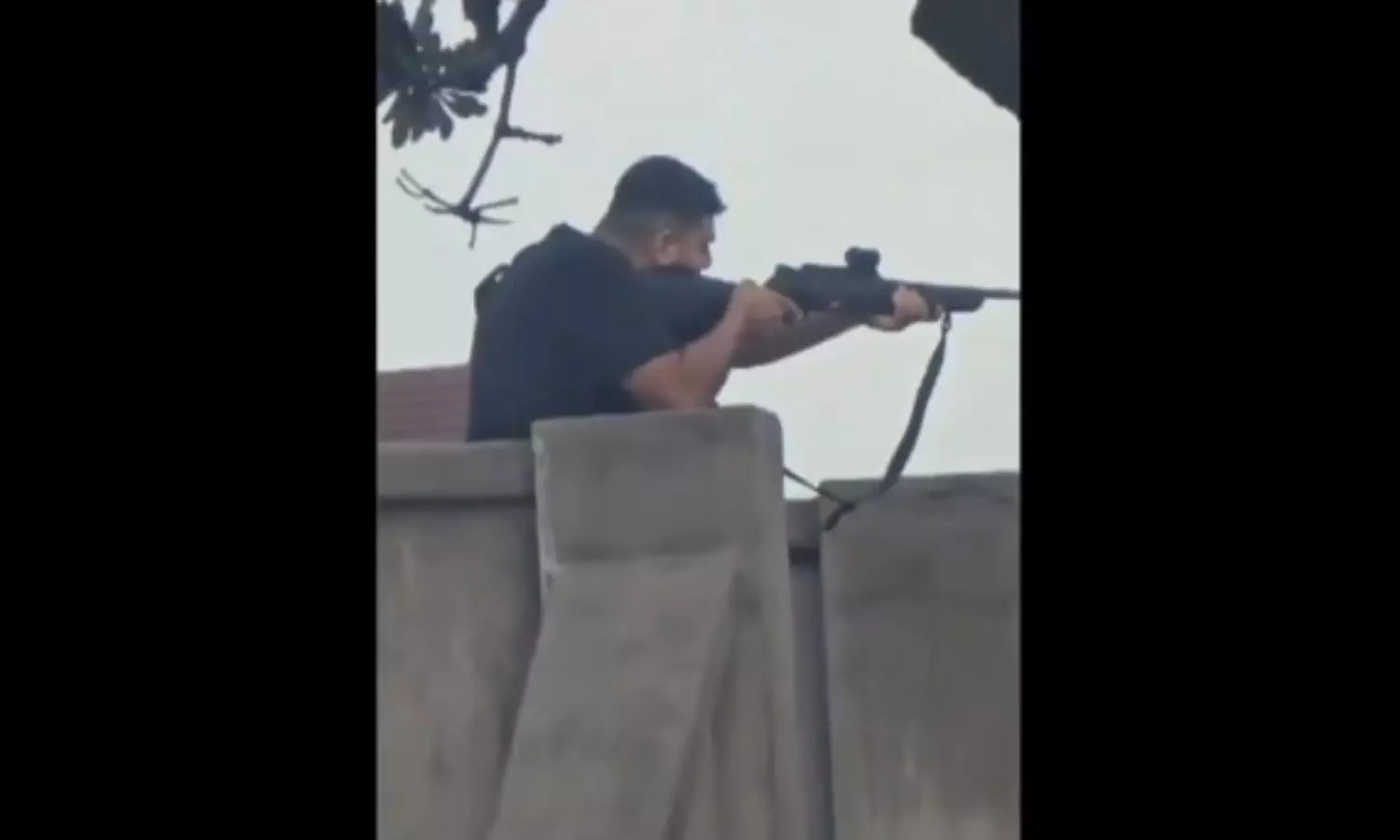 5 సెకన్లలో 4 బుల్లెట్లు.. సిడ్నీ నుంచి షాకింగ్ వీడియో! 5 సెకన్లలో 4 బుల్లెట్లు.. సిడ్నీ నుంచి షాకింగ్ వీడియో!