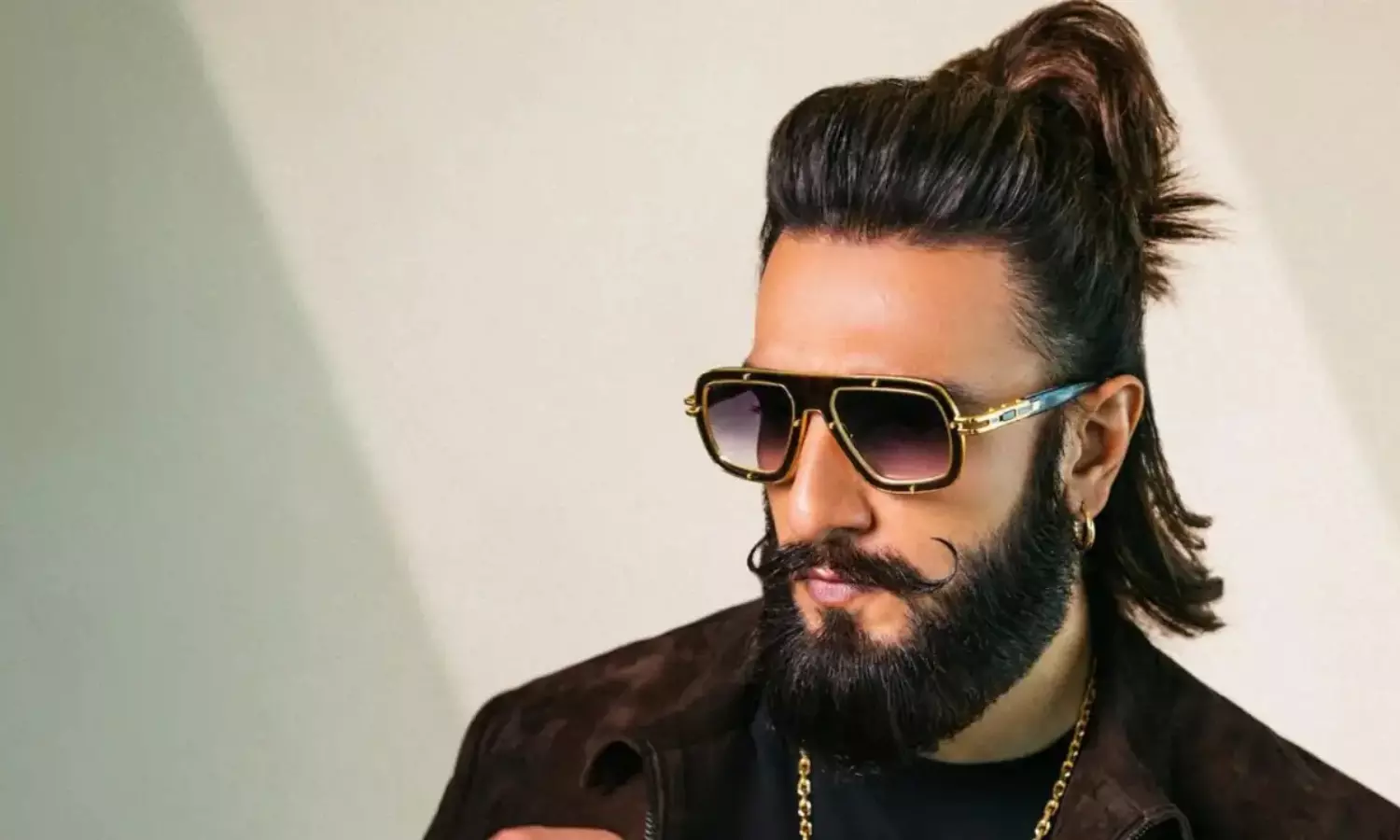 జాంబీ కథలో రణ్వీర్.. ముందుంది ముసళ్ల పండగ! జాంబీ కథలో రణ్వీర్.. ముందుంది ముసళ్ల పండగ!